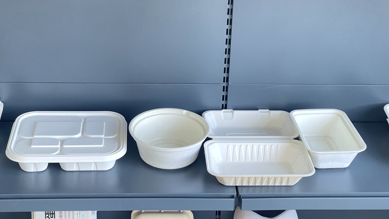 白色纸浆碗盘餐具组合陈列实拍